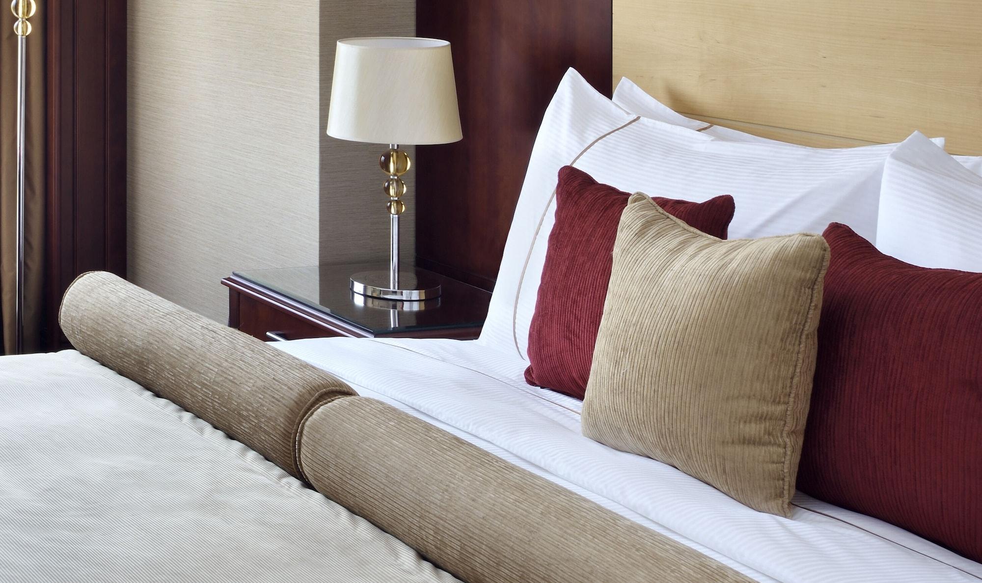 فندق موڤنبيك سيتي ستار جدة المظهر الخارجي الصورة A bed with cushions