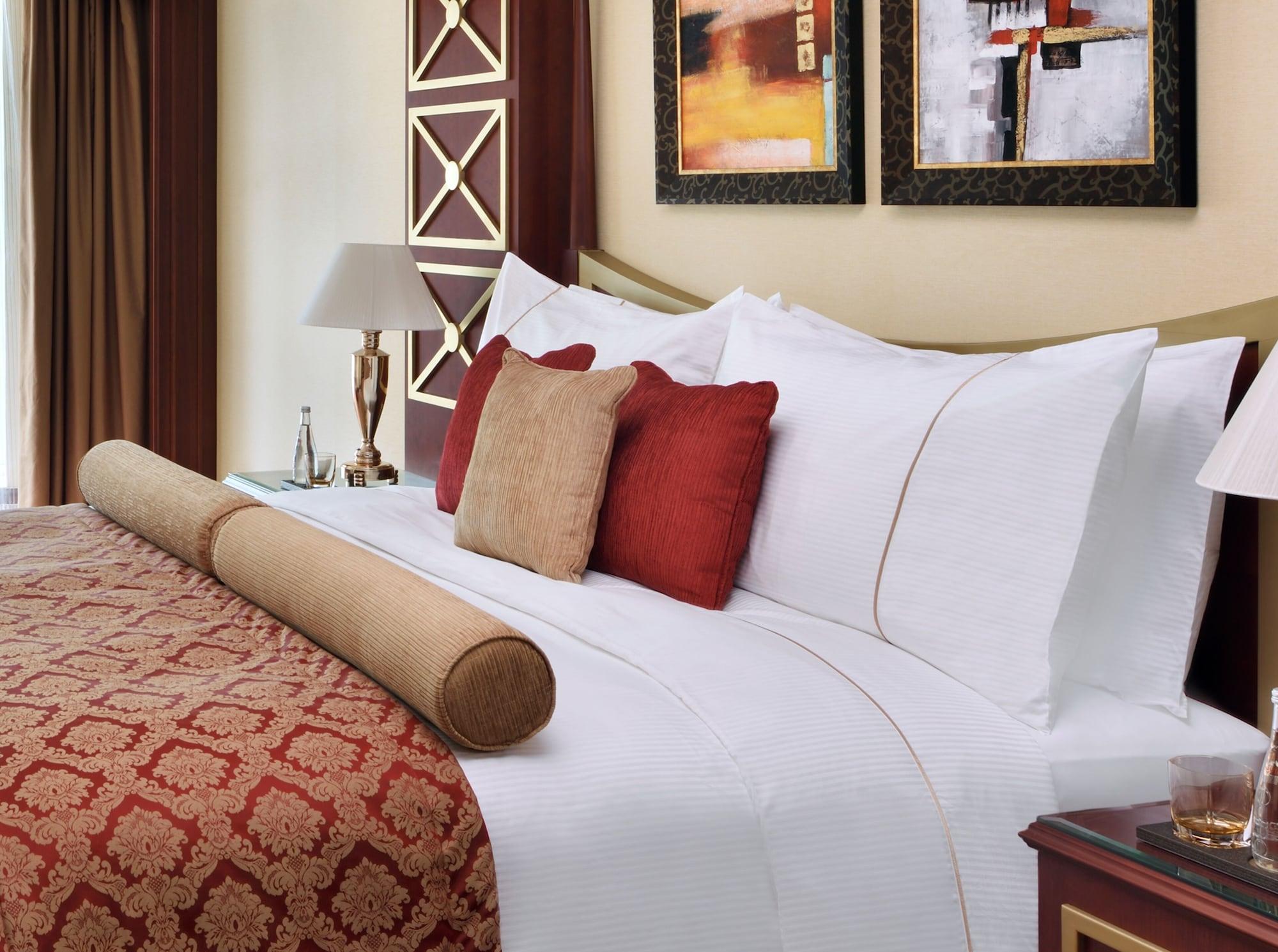 فندق موڤنبيك سيتي ستار جدة المظهر الخارجي الصورة A bed with cushions