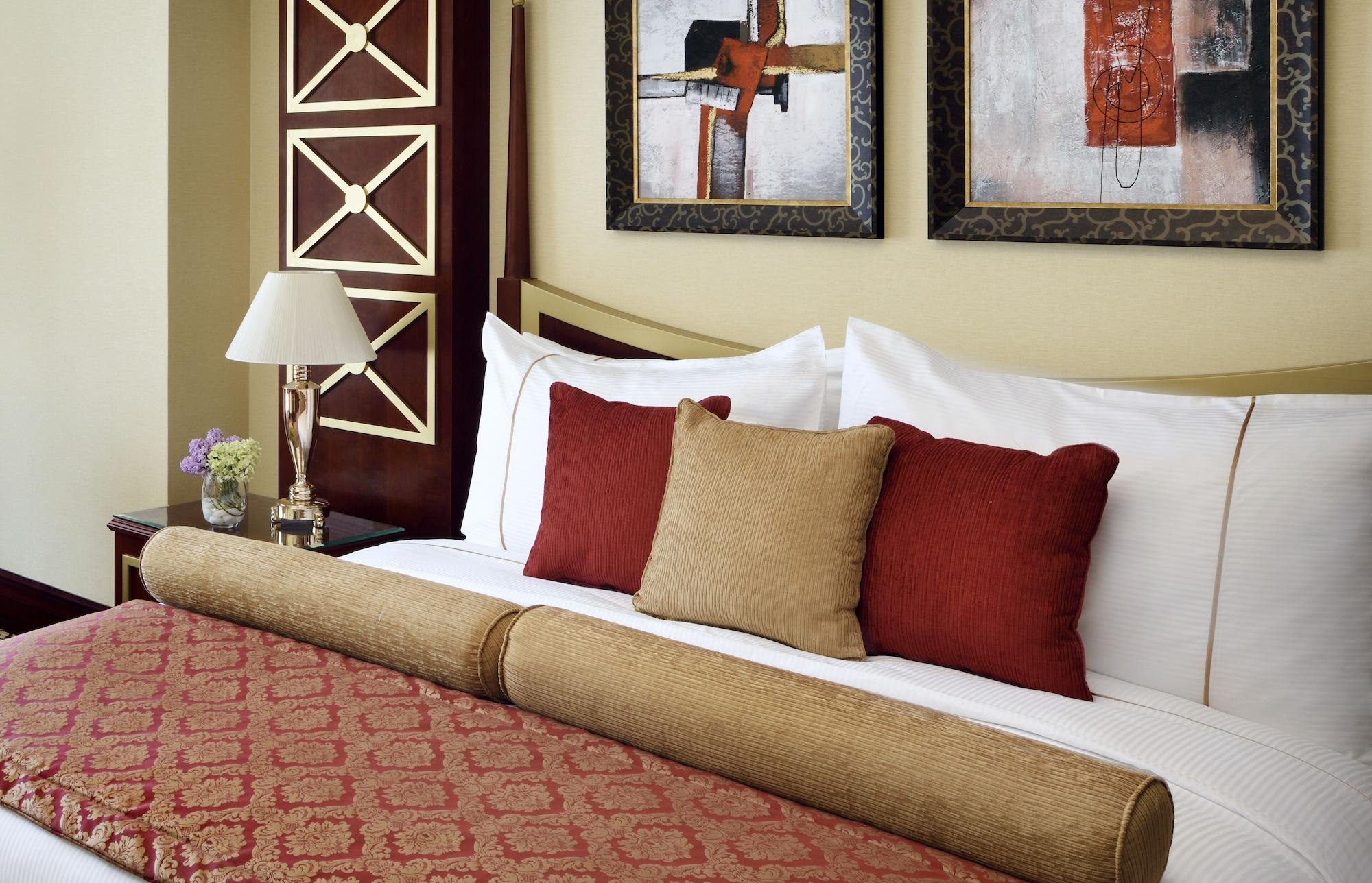فندق موڤنبيك سيتي ستار جدة المظهر الخارجي الصورة A bed with cushions